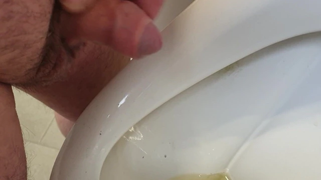 Uncut Mini Penis peeing