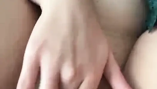 Она играет и ласкает свою киску 💦 пальцами