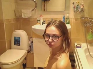Vysokoškolská holka dává hlavu v koupelně