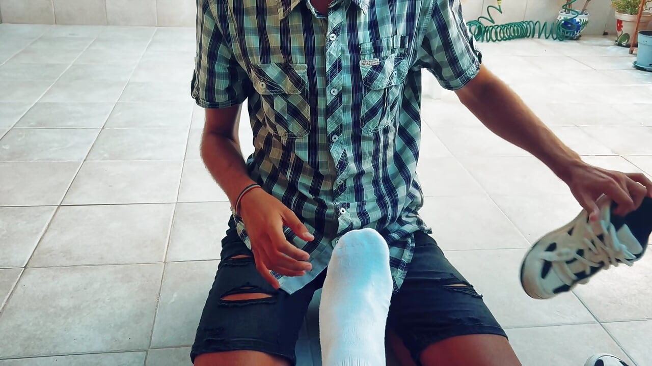 Worshipping Lucas : Intense feet service and licking