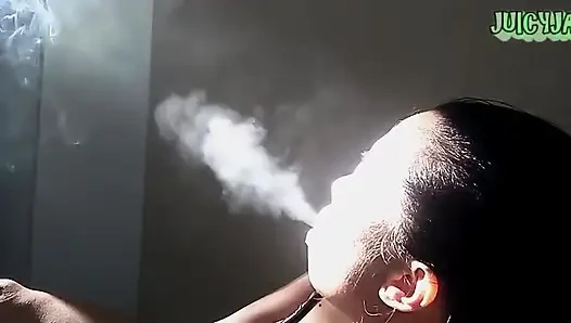 Cewek sange ini lagi asik merokok dan batuk jilid 2 sambil bugil di sela-sela kerja. Aku suka rokok tembakot tanganku digulung tapi mereka