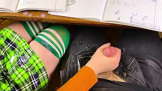 Gadis sekolah ngocok kontolnya di kelas MATEMATIKA di bawah meja di sekolah. Masturbasi Berisiko di Kelas Publik.
