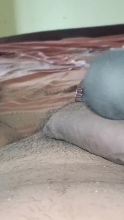 Masterbating solo cu jucărie BDSM | Clipul 1