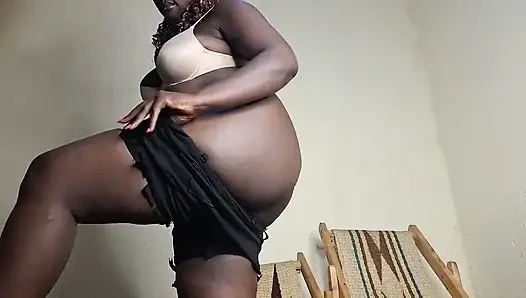 Cewek semok kulit hitam lagi asik masturbasi memeknya yang sempit