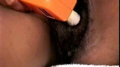 Zwart meisje gebruikt een stimulator om haar poesje te laten klaarkomen met sterke orgasmes