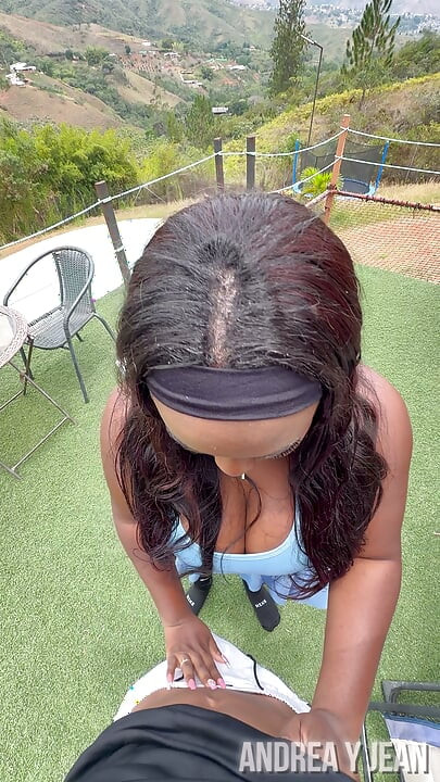 Une superbe MILF noire baise son entraîneur, qui a une énorme bite, avec sa chatte étroite pendant que son mari est absent