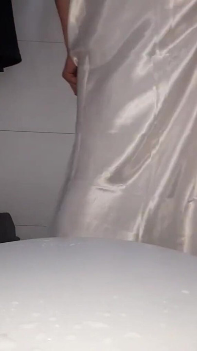 Σατέν μακριά λευκά εσώρουχα φετίχ χύσια | Κλιπ 2