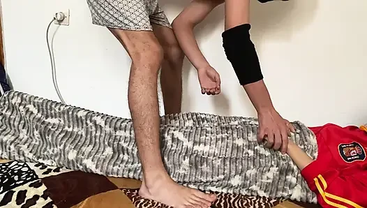 Adik tiri arbic memijat terapis dengan geeting disetubuhi oleh kakak laki-lakinya, video seks creampie buatan sendiri