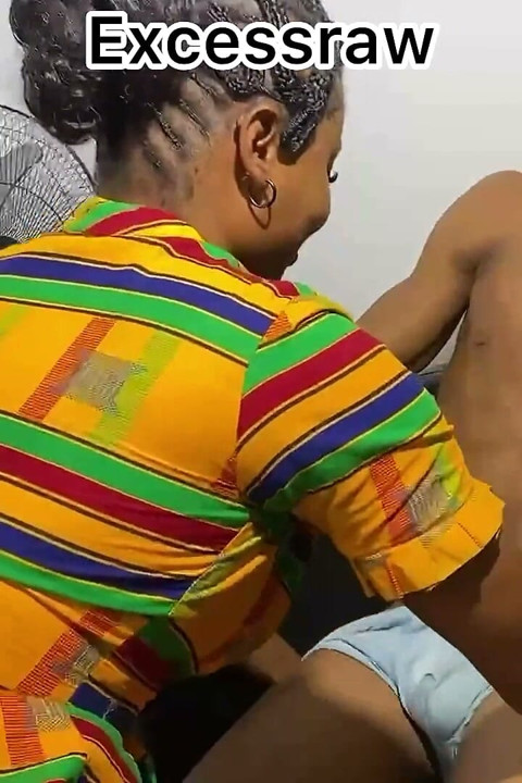 Perfeitos peitos redondos firmes e bunda curva sexy não poderiam se opor ao seu toque