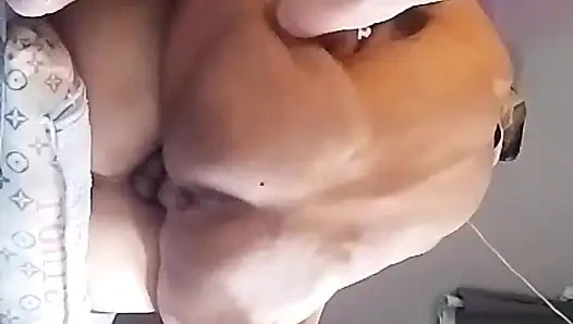 Sie squirtet oft und sie fühlt eine gute befriedigung, die sie von meinem schwanz und meiner zunge bekommen hat