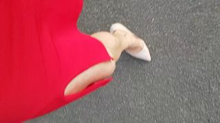 Mergând în fustă roșie, cu vedere la persoana 1