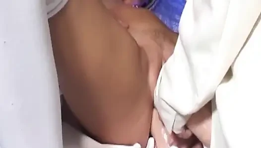 Tante seksi rambut pirang lagi asik fingering dan ngentot dildo ukuran raksasa