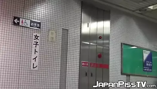 日本人女性が公衆トイレで放尿を録画