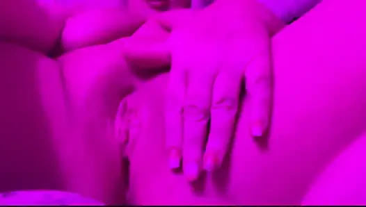 Orta yaşlı seksi kadın mastürbasyonu