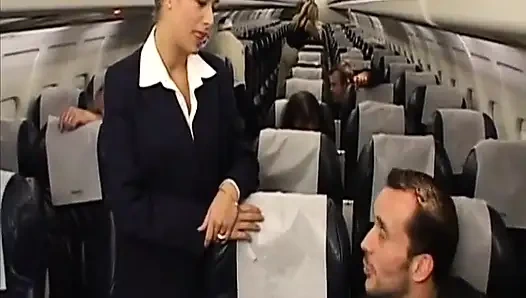 Сексуальная стюардесса скачет на члене пассажира после полета