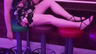 Stript voor mijn lingerie en dans in de openbare bar