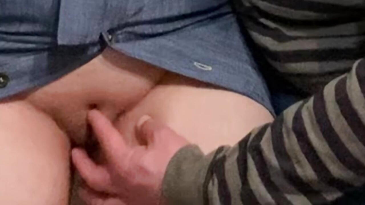Fantezie perversă! Bătrân pervers frecându-și pizda perfectă în metrou