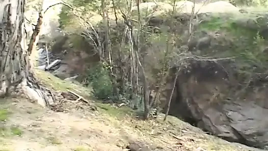 Değersiz orta yaşlı seksi kadın üç adam tarafından sikiliyor ve dölleniyor