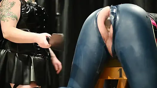 Ограничиваю мою новую нижнюю на скамейке перед тем, как дать ему лопатку