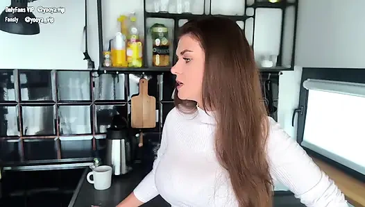 Geile stiefmutter wurde von stiefsohn mit 2 großen schwänzen erwischt