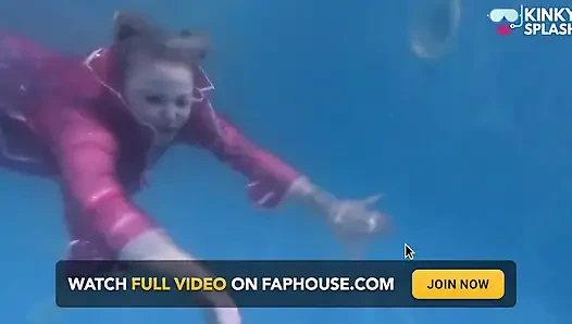 Schwimmen und spielen in Pvc Mac, latex und High Heels