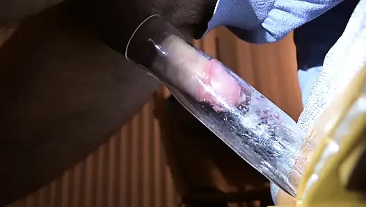 Vakumlu yarak emiyor ve erkeklerin yarağının içine boşalıyor