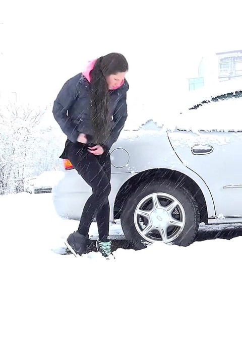 City Im Schnee von Got2Pee, wo mädchen pissen