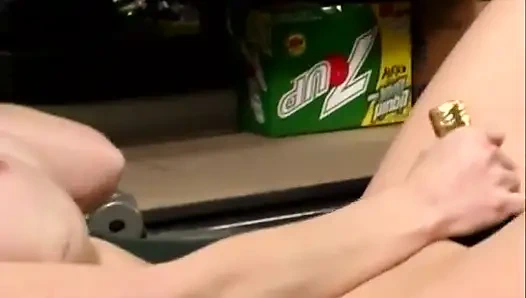 Hübsche blondine fickt fussy, fickt großen schwanz, lutscht auf dem markt