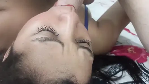 Она друг моей жены, да! Хахаха... Молодая брюнетка стонет горячо и дает ее киску!