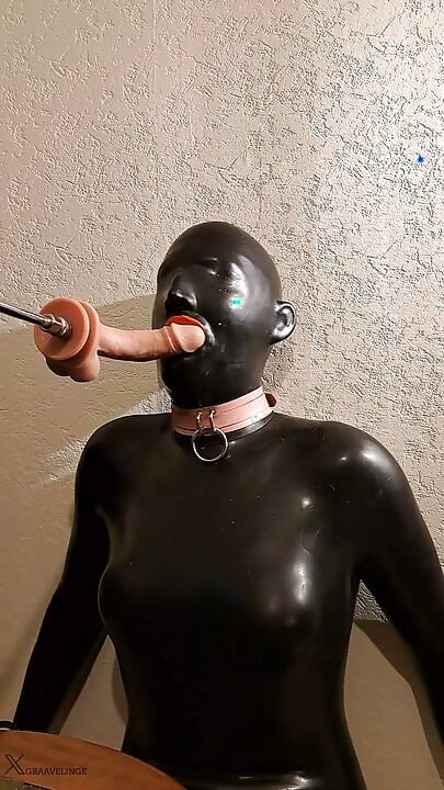 Doll's trainning to throatfuck with silicone mask