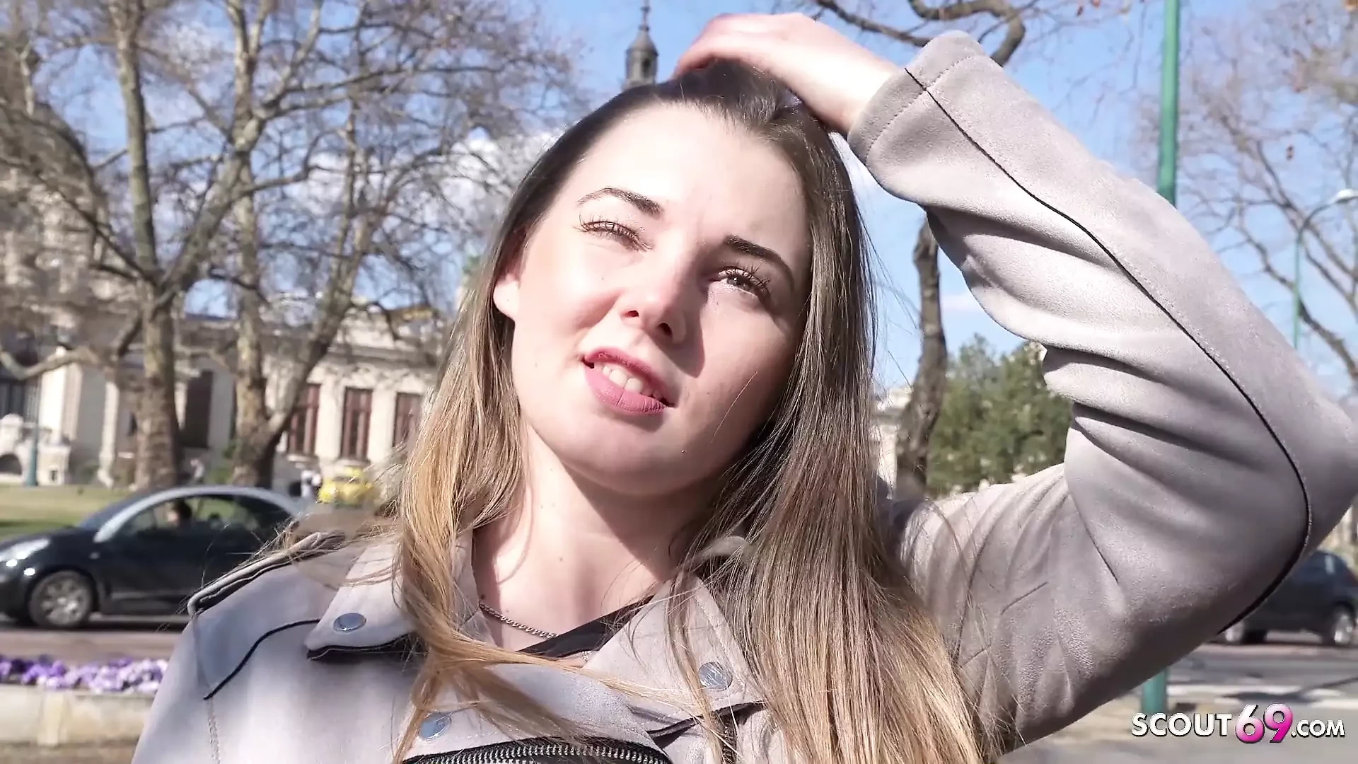 GERMAN SCOUT - 18 anos, jovem curvilínea peituda Lucie pega e fode