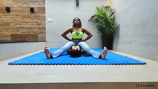 Göğüse oturma - güçlü bacaklar ve kaslar Lebian dövüş kızları