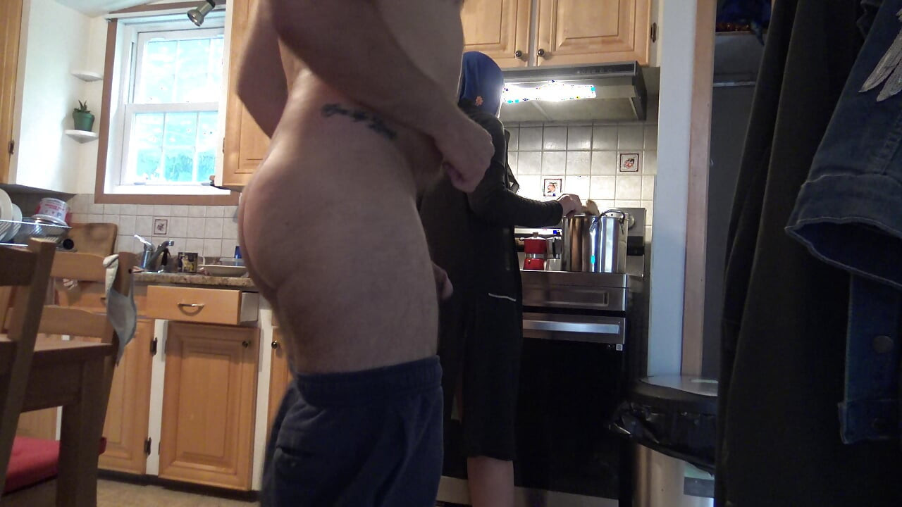 Mi mejor esposa casi me atrapó masturbándome !!