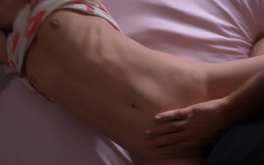 Zierliche Kleine Bekommt Zwei Überwältigende Orgasmen