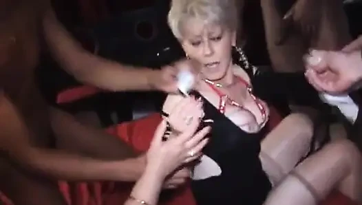 Freche reife huren bekommen muschis in interracial-orgie verwüstet