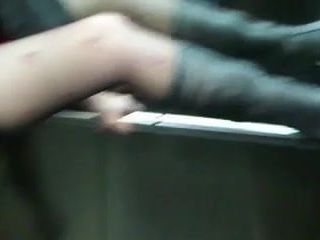 Moglie mostra la figa in ascensore