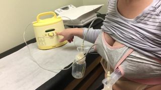 Pomper le lait des seins dans un soutien-gorge d&#39;allaitement