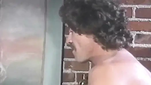 Она французская милфа, которая любит трахаться в анал в тройничке