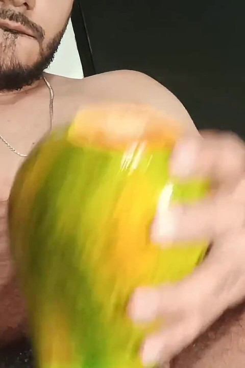 Новое видео траха с фруктом. Очередь папайи