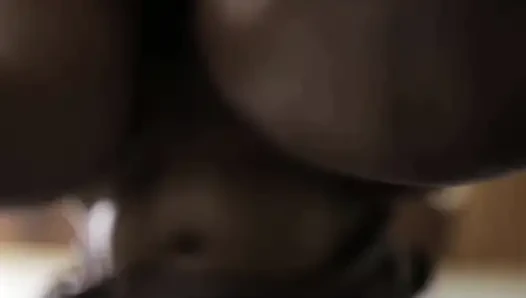 Saten etekli ama iç çamaşırı giymemiş Endonezyalı kız içeri gelene kadar sikiliyor