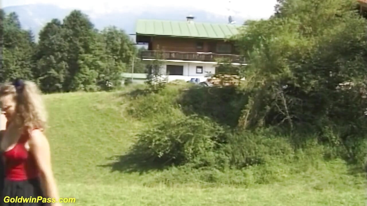 Возбужденная блондинка в горах