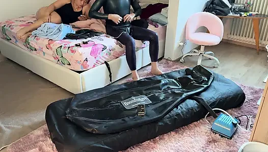 Evli kadın kocasını şişme tam vücut lateks bondaj çantasında estim ile orgazma itiyor. Kısıtlı nefes alma - ağzı tıkalı göt tıkacı