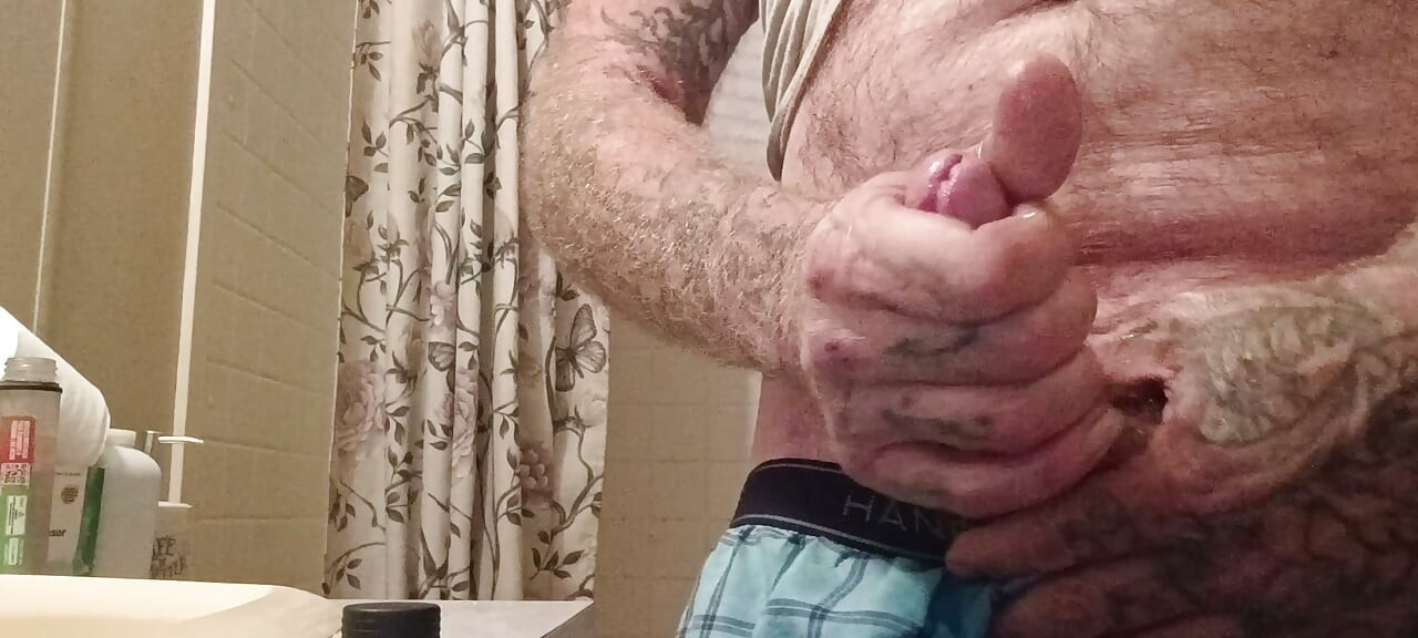 Papi necesita una baby girl que vea cómo se masturba en videollamada, mándale DM a papi