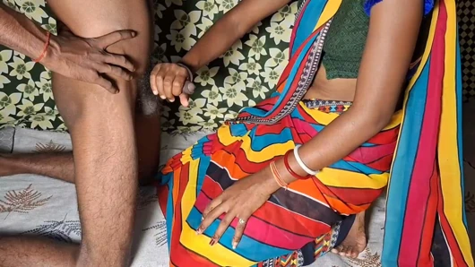 Bibi, beralasan dengan saree merah, mendekati menciptakan momen yang indah dan romantis penuh dengan seks anal cinta