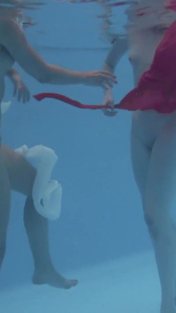 Momento iconico da "Le amiche si godono il nuoto nude insieme"