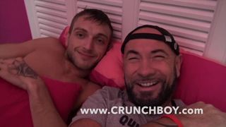 Trio a pelo con 3 jovencitos franceses sexys follando una gran polla en bor