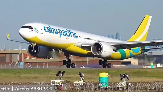 Rüyalarımda her zaman silüetini süsleyen yumuşak kumaşlarla süsleniyorsun, ne kadar sert koyacağımı söylemeni dinliyorum.