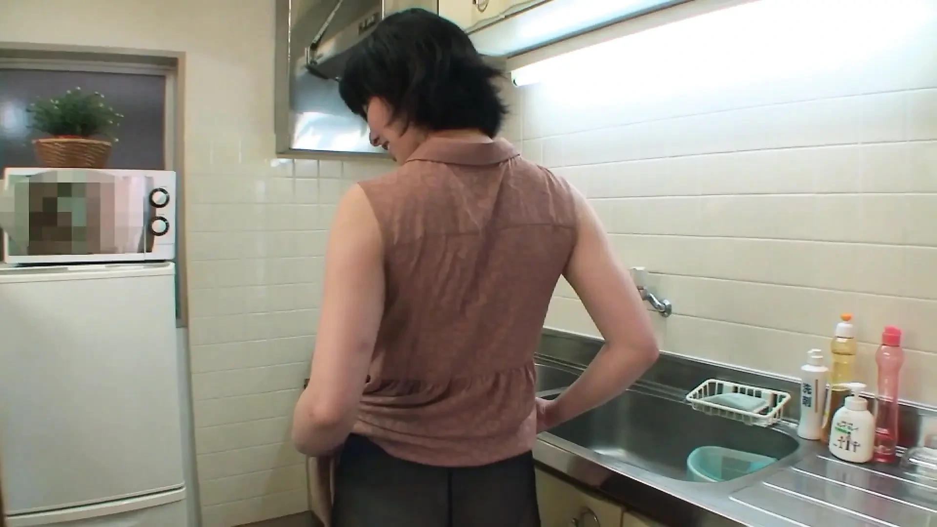 He got her doggy style right in the kitchen