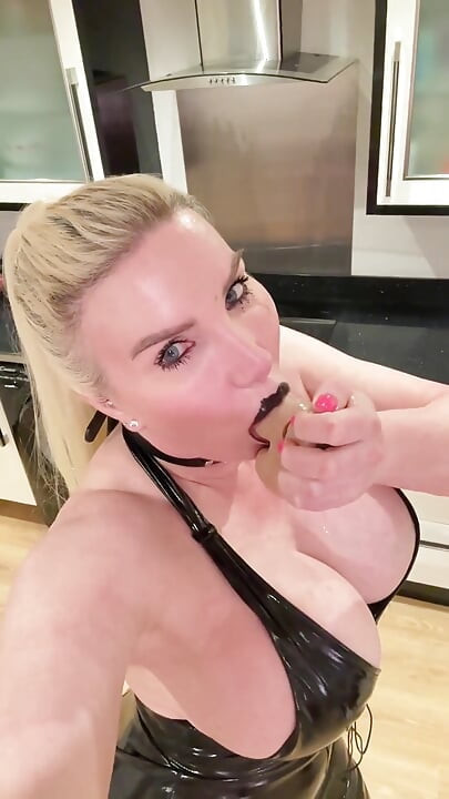 Cumslut on the Collar Cumslut in the Dna