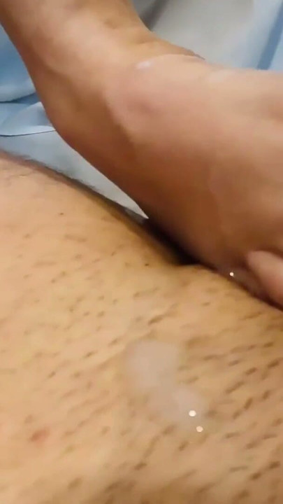 18 yaşındaki sıcak genç kızdan footjob, yüksek topuklu footjob, yüksek topuklu sıcak 18 yaşındaki genç, ayaklara boşalmak | Klip 2